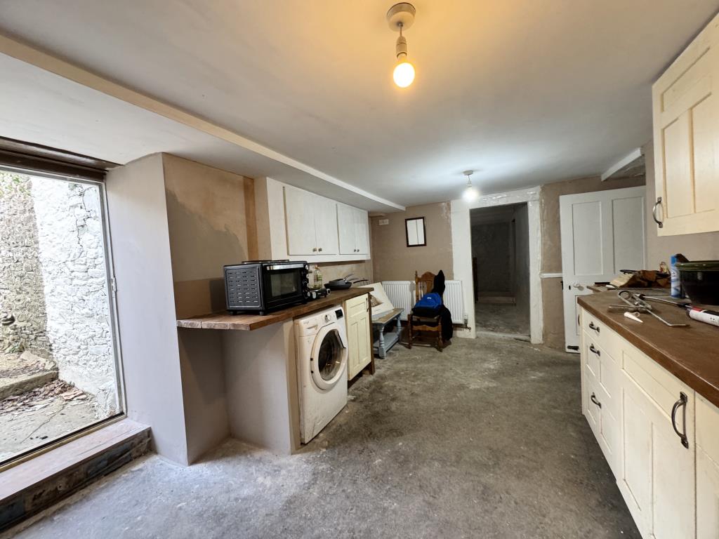 Lot: 35 - THREE-BEDROOM COTTAGE - Spacious Kitchen